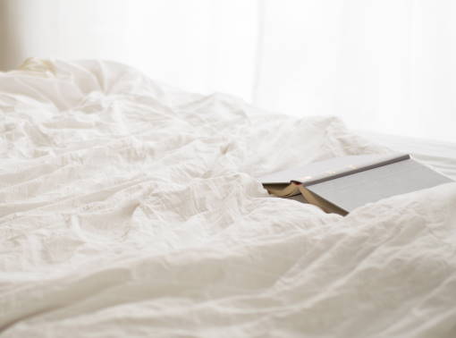 Symbolbild Schlafprobleme: sich stundenlang im Bett hin- und herwälzen und nicht einschlafen können