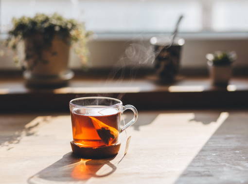 Tipps zu Stressmanagement: Es gehören produktive Pausen dazu, hier Bild mit dampfender Teetasse