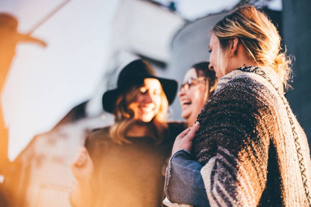 Erziele eine Veränderung durch dein Verhalten, hier drei Frauen im entspannten Gespräch