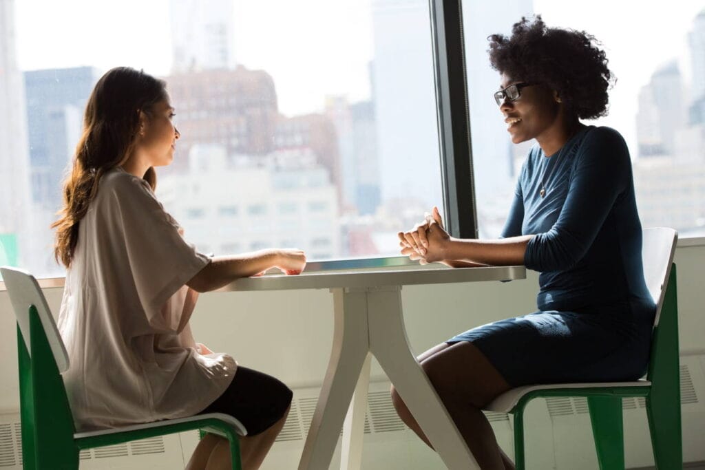 Der Psychotherapeut, wieso brauche ich einen, hier zwei Frauen im therapeutischen Gespräch