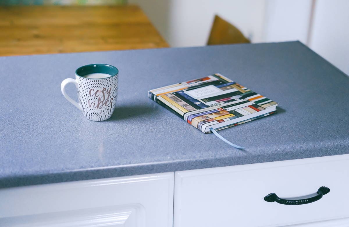 Abendroutine, hier Tresen mit Milchbecher und Notizbuch