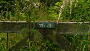 Zaun mit der Aufschrift "Privat" als Sinnbild für eine Grenze.